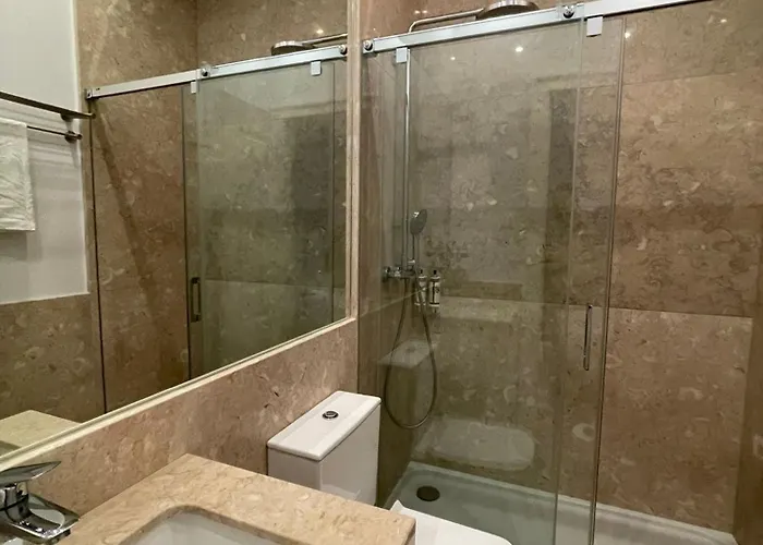 Quarto Grande Com Varanda, Wc Partilhado