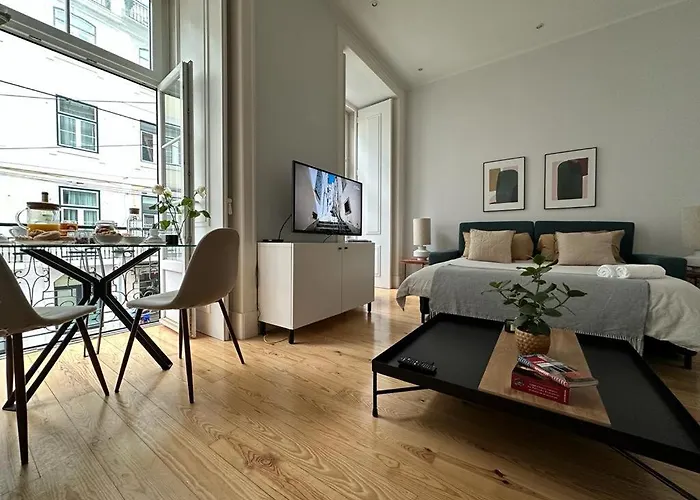 Quarto Grande Com Varanda, Wc Partilhado * Lisboa