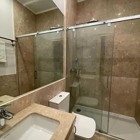 Quarto Grande Com Varanda, Wc Partilhado