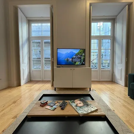 Quarto Grande Com Varanda, Wc Partilhado *