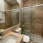 Quarto Grande Com Varanda, Wc Partilhado