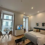 Quarto Grande Com Varanda, Wc Partilhado * Lisboa