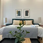 Quarto Grande Com Varanda, Wc Partilhado